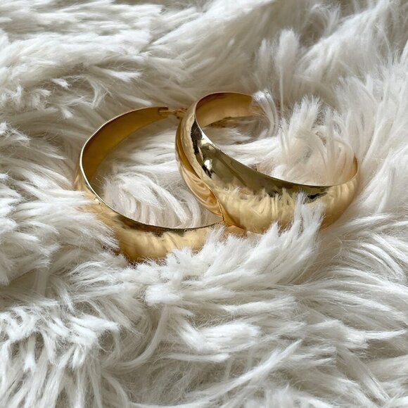 Yellow Gold tone Elegant Women's Minimalist Hoop Earrings - Picture 6 of 8